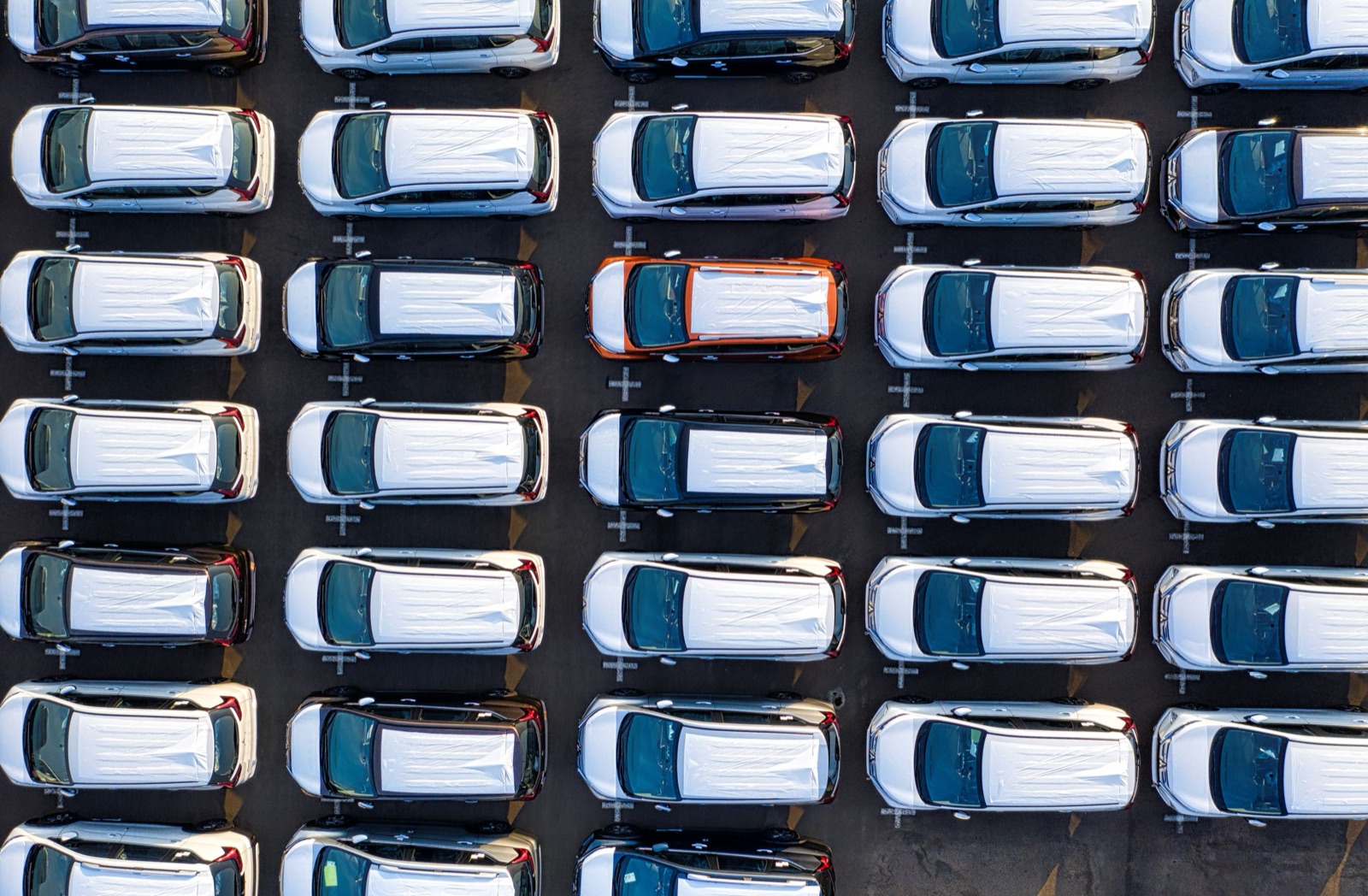 Wagenpark van nieuwe auto’s vanuit de lucht